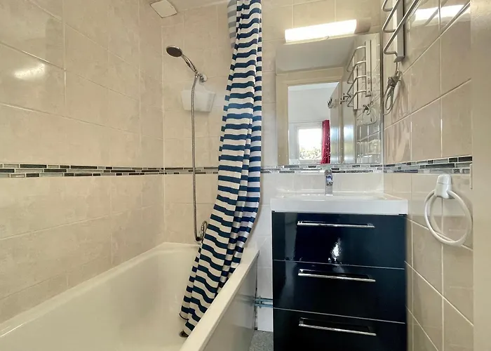 Hébergement de vacances Maisonnette 4 Pers. à 300m De La Avec Piscine, Tennis Et Wifi - Fr-1-231-321